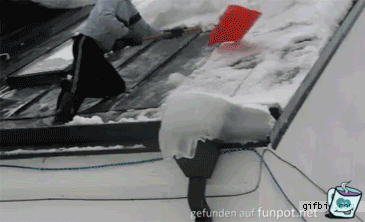 Schnee vom Dach rumen