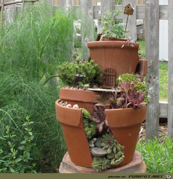 Kreative Gartengestaltung mit zerbrochenen...