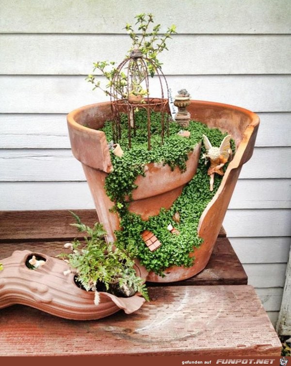 Kreative Gartengestaltung mit zerbrochenen...