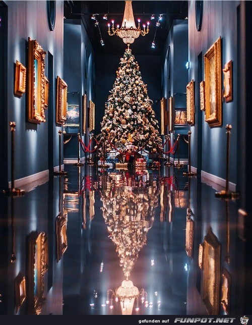 Kunsvoller Weihnachtsbaum gespiegelt Kunsvoller Weihnachtsbaum gespiegelt