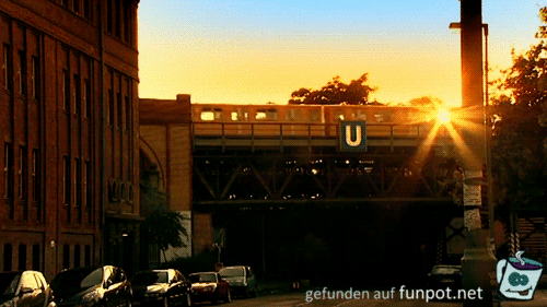 Sonnenaufgang bei Berliner U-Bahn Haltestelle Sonnenaufgang bei Berliner U-Bahn Haltestelle