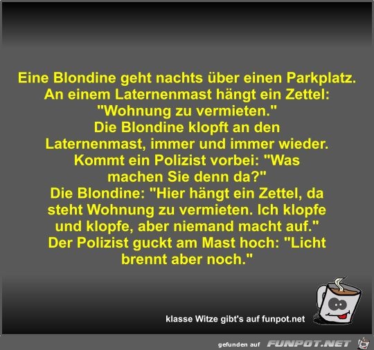 Eine Blondine geht nachts über einen Parkplatz Eine Blondine geht nachts über einen Parkplatz