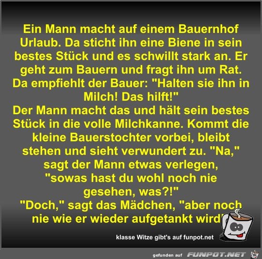 Ein Mann macht auf einem Bauernhof Urlaub