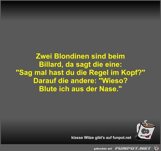 Zwei Blondinen sind beim Billard