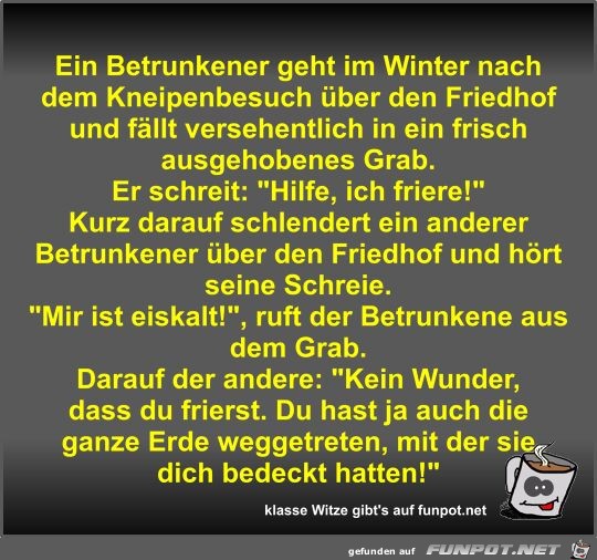 Ein Betrunkener geht im Winter nach dem Kneipenbesuch über Ein Betrunkener geht im Winter nach dem Kneipenbesuch über