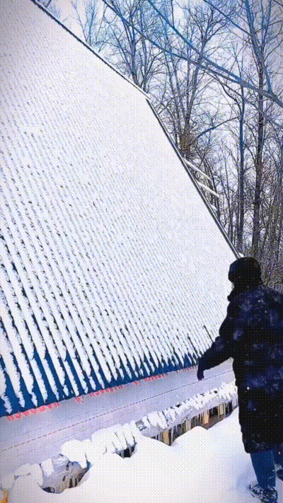 Schnee vom Dach klopfen Schnee vom Dach klopfen