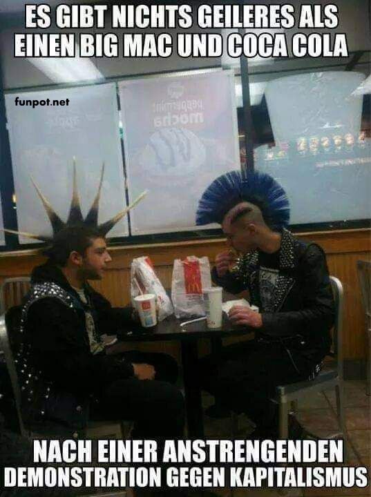 Punks genieen Fast Food nach Demo