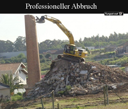 Bagger auf Schutthaufen fr Abbrucharbeiten