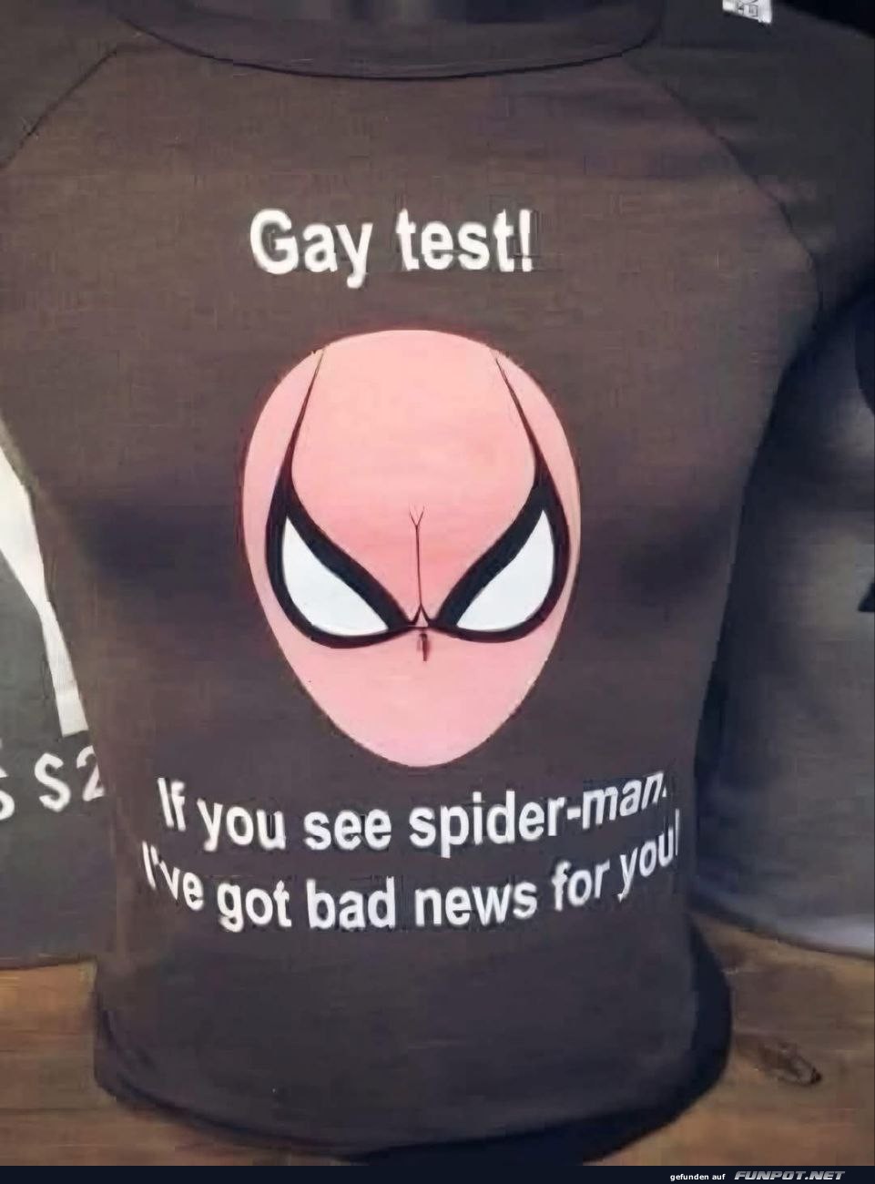 Witziges Shirt mit optischer Tuschung