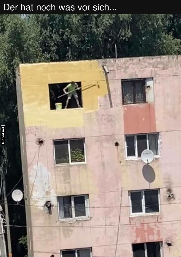 Mann malt Gebude von Innenfenster aus