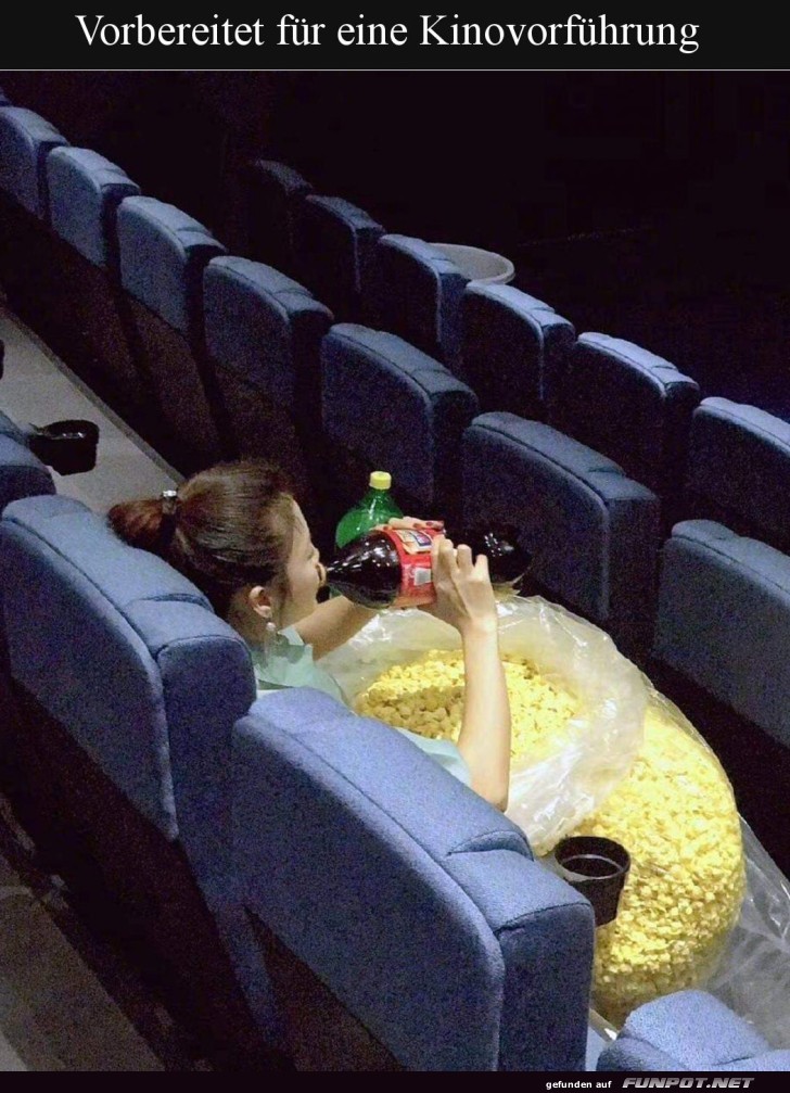 Kinoabend mit Popcorn und Cola
