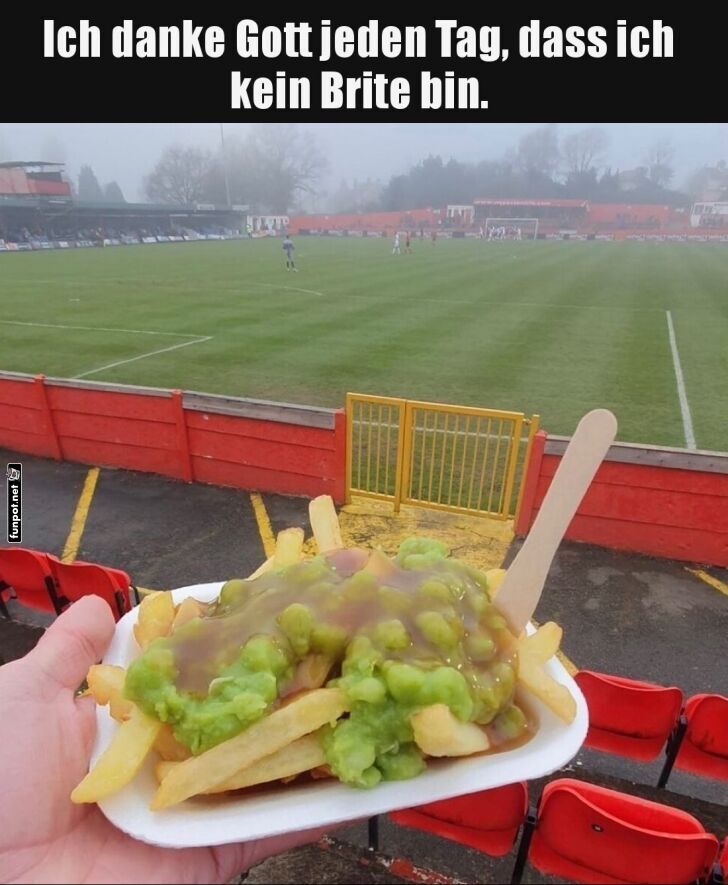 Pommes mit Erbsen auf dem Sportplatz