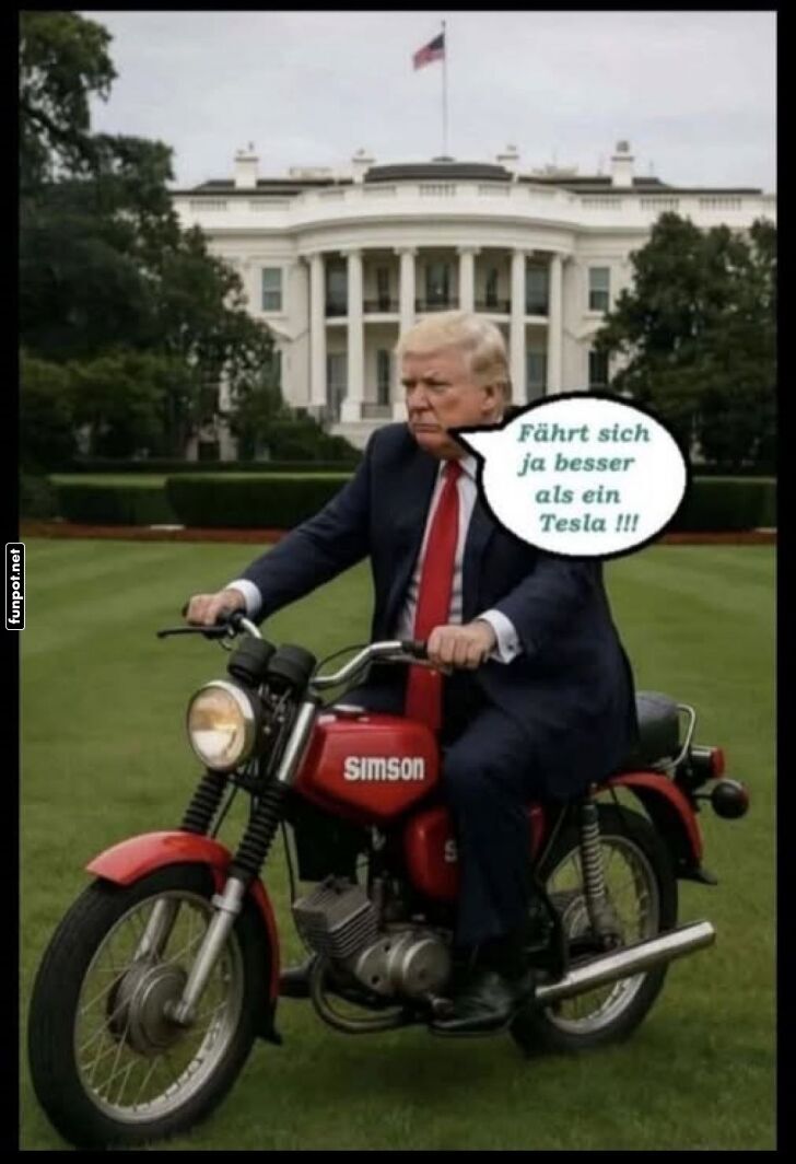 Mann auf Motorrad vor dem Weien Haus