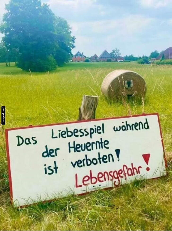Warnhinweis auf einer Wiese