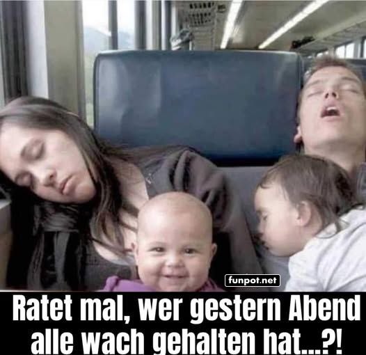 Schlafende Familie im Zug mit wachem Baby