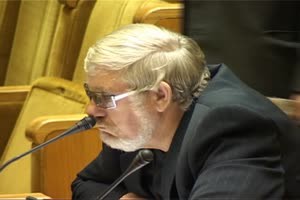 MEP- spielt mit dem Mikrofon