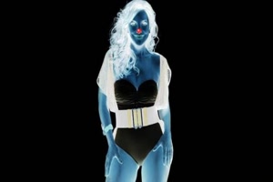 Frau brennt sich im Kopf ein