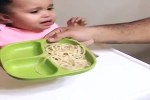 Baby bekommt etwas Richtiges...