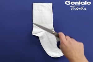 Eine Socke einfach in der Mitte durchschneiden und fertig 