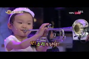 Kleine Maedchen spielt Trompete