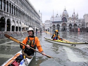 klicke hier, um die Datei herunterzuladen Hochwasser in Venedig