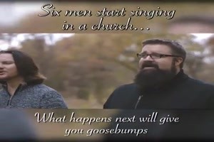6 M�nner beginnen in einer Kirche zu singen