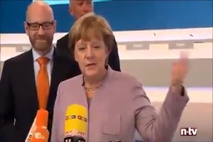 Angela sieht ihre erste Drohne