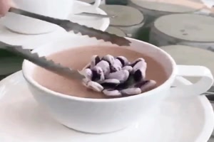 Marshmallow-Blumen in heier Schokolade