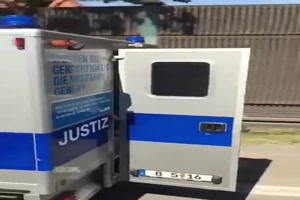 Neue Art des Gefangenentransports