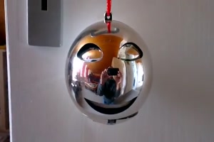 Wer braucht diese sprechende Kugel am Baum?