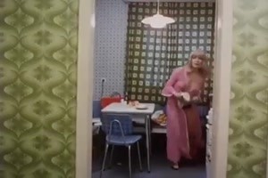 der Kleine hat sich sein Pissmaennchen eingeklemmt