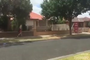 er bringt die Leute zum fl�chten