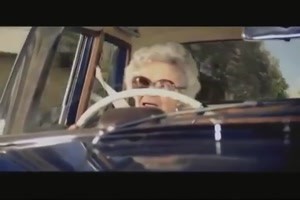 Oma mit dem Auto unterwegs