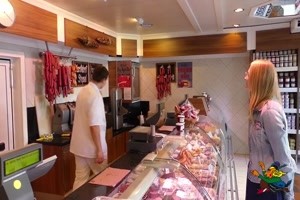 sie will beim Metzger eine Salami