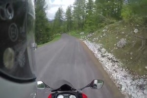 BMW GS im Gegenverkehr. Schutzengel war dabei.