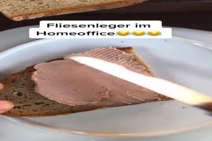 Fliesenleger im Home-Office