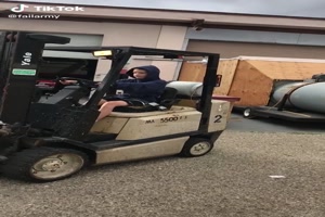 Erste Staplerfahrt mit Papa....geht schief