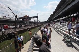 mit 300 km/h an der Trib�ne vorbei . Boxen auf