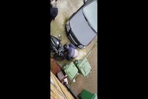 Dreiste Drecksaecke versuchen ein Motorrad zu stehlen