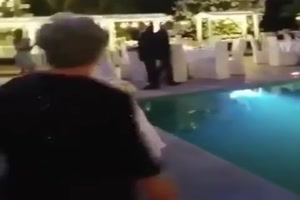 Ab in den Pool