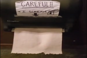 Vorsicht Handtuchspender schreit