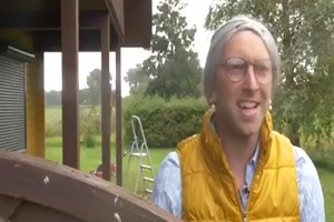 2 Nachbarinnen unterhalten sich ber Corona