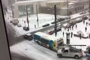 Der Winter ueberrascht Autofahrer