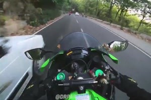 beinahe Crash. Der Bus kommt ihm entgegen