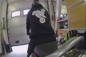 Winterfrust. Motorrad fahren und es liegt Schnee