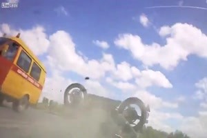 bike wheelie crash. Er macht den Hampelmann