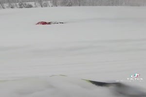 er hat sich selbst im Schnee versenkt