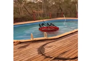 Wasser aus dem Pool holen