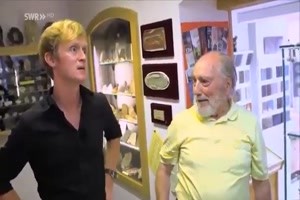 Meeresrauschen mit der Muschel hoeren