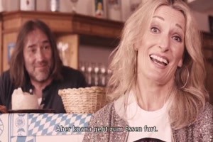 die Gruber zeigt den Kindern ein Wirtshaus